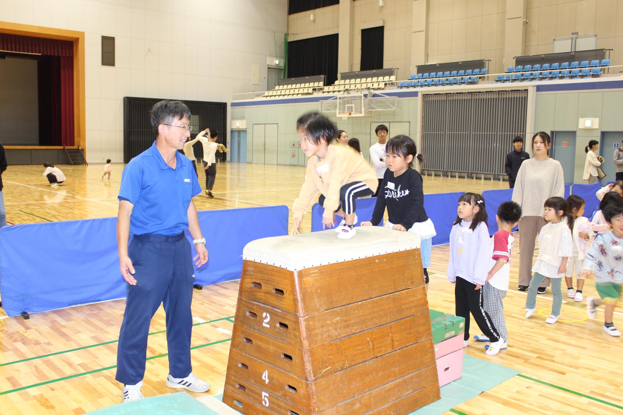 サーキット遊び(跳び箱)