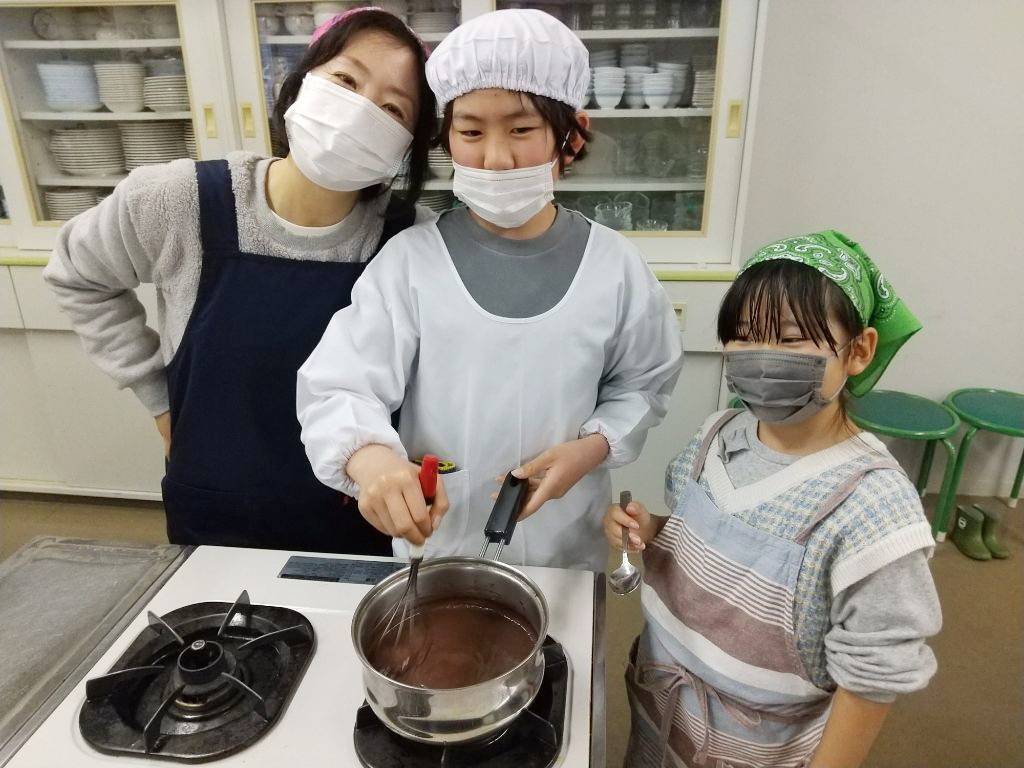 親子で料理中