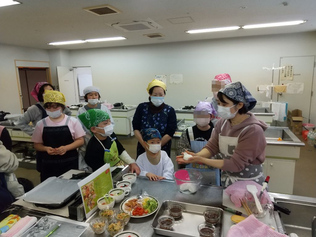 熱心に話を聞く参加者たち