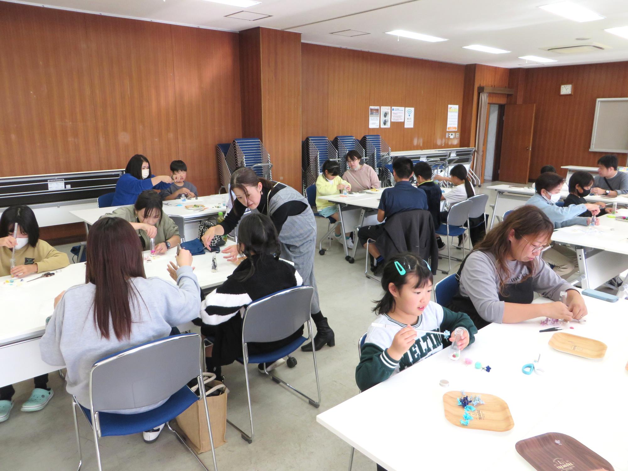 熱心に作業に取り組む参加者たちの様子