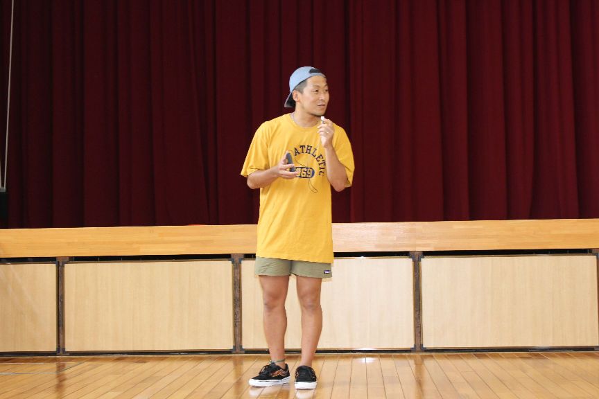 ダンス指導をしてくれる井内先生
