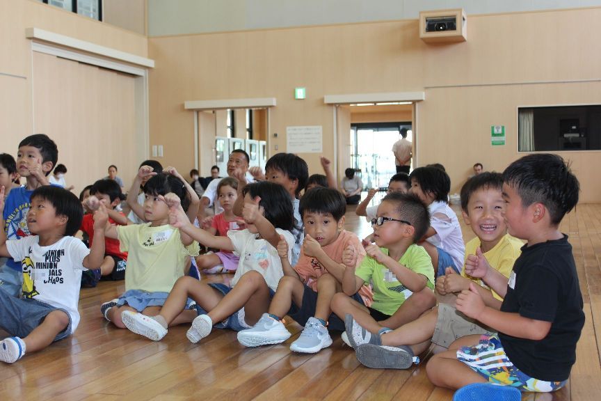 歌いながら手の動きを加える遊びをする子どもたち